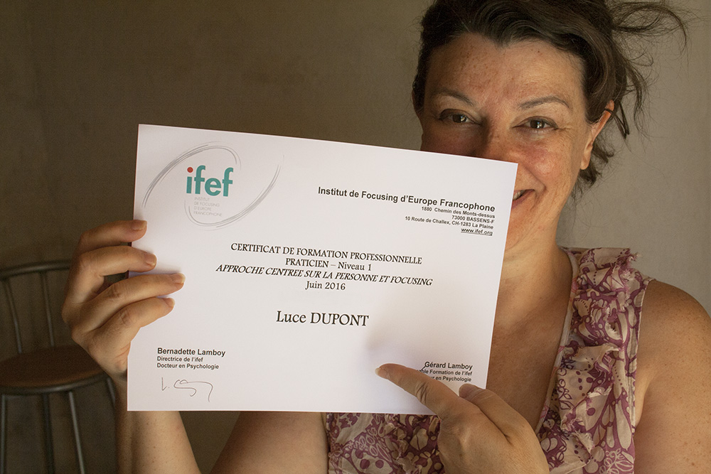 portrait de luce Dupont présentant son certificat de psychopraticienne en Approche Centrée sur la Personne et Focusing