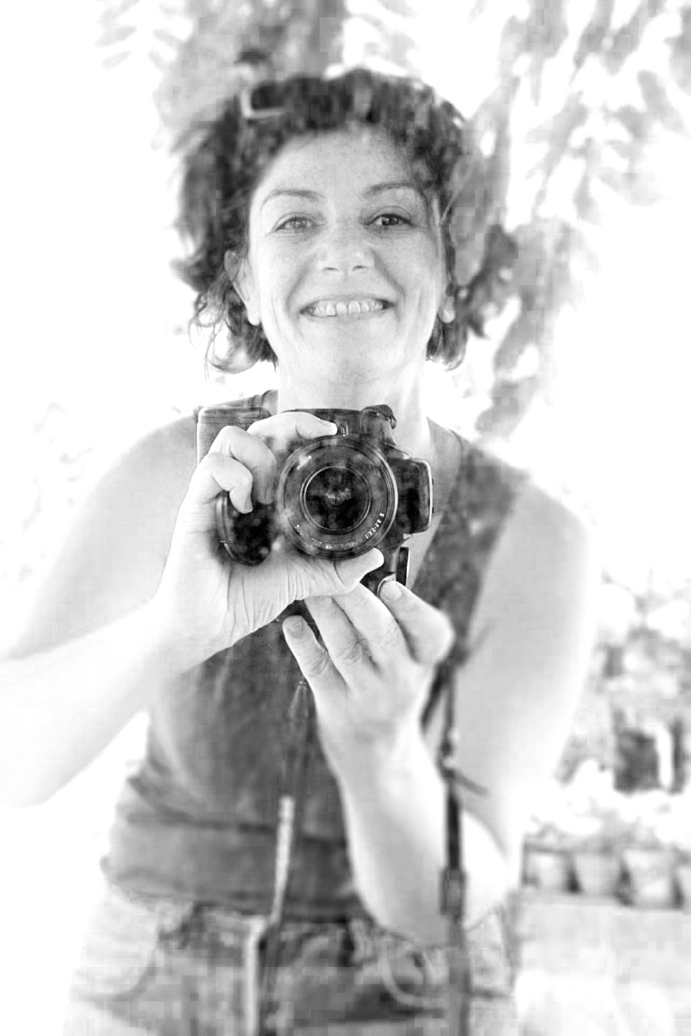 Autoportrait de Luce Dupont de Luce Dupont devant un miroir. Photographe des femmes, elle pose avac son appareil photo