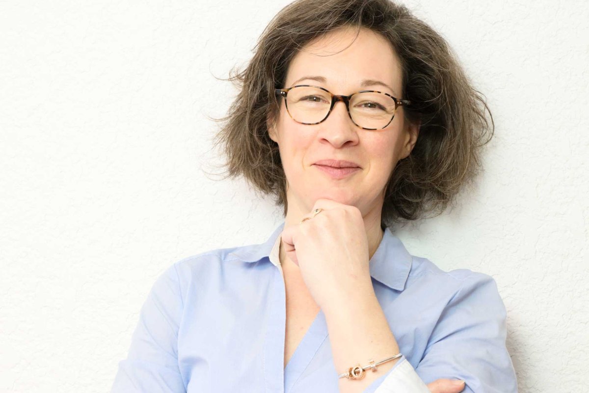 Dirigeante d'entreprise souriante après un accompagnement en personal branding par Via Tara