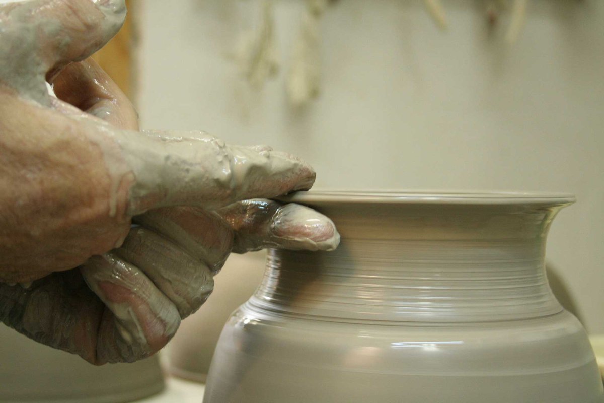 Photographier le savoir-faire des artisans d'art. Le potier sur son tour en train de donner vie à un objet. Photo issue d'un reportage complet réalisé par Luce Dupont, Via Tara