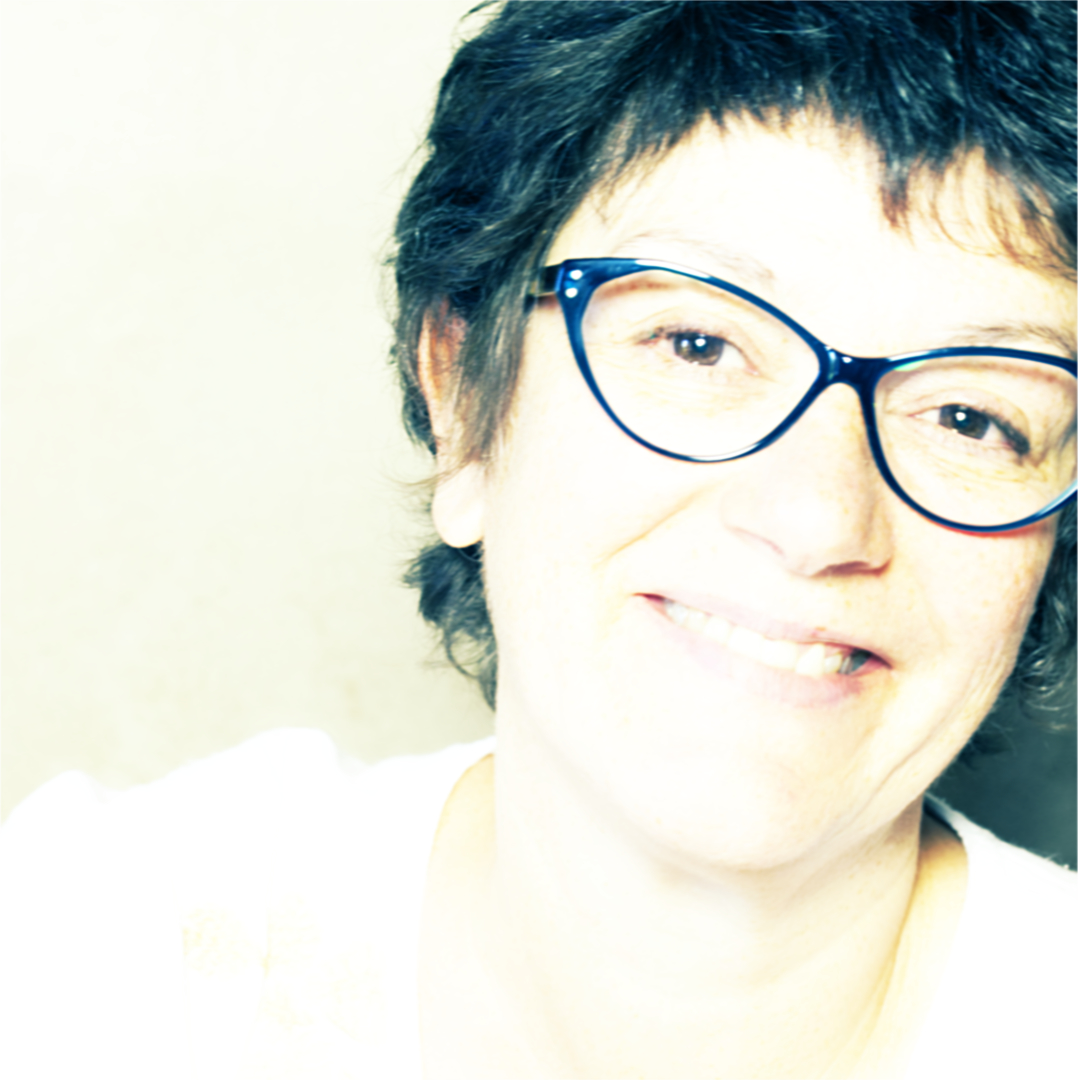 Portrait de Luce souriante. Elle accompagne le dirigeantes d'entreprise de 50 ans et + dan sla construction d'un personal branding sensible et authentique, en Aveyron