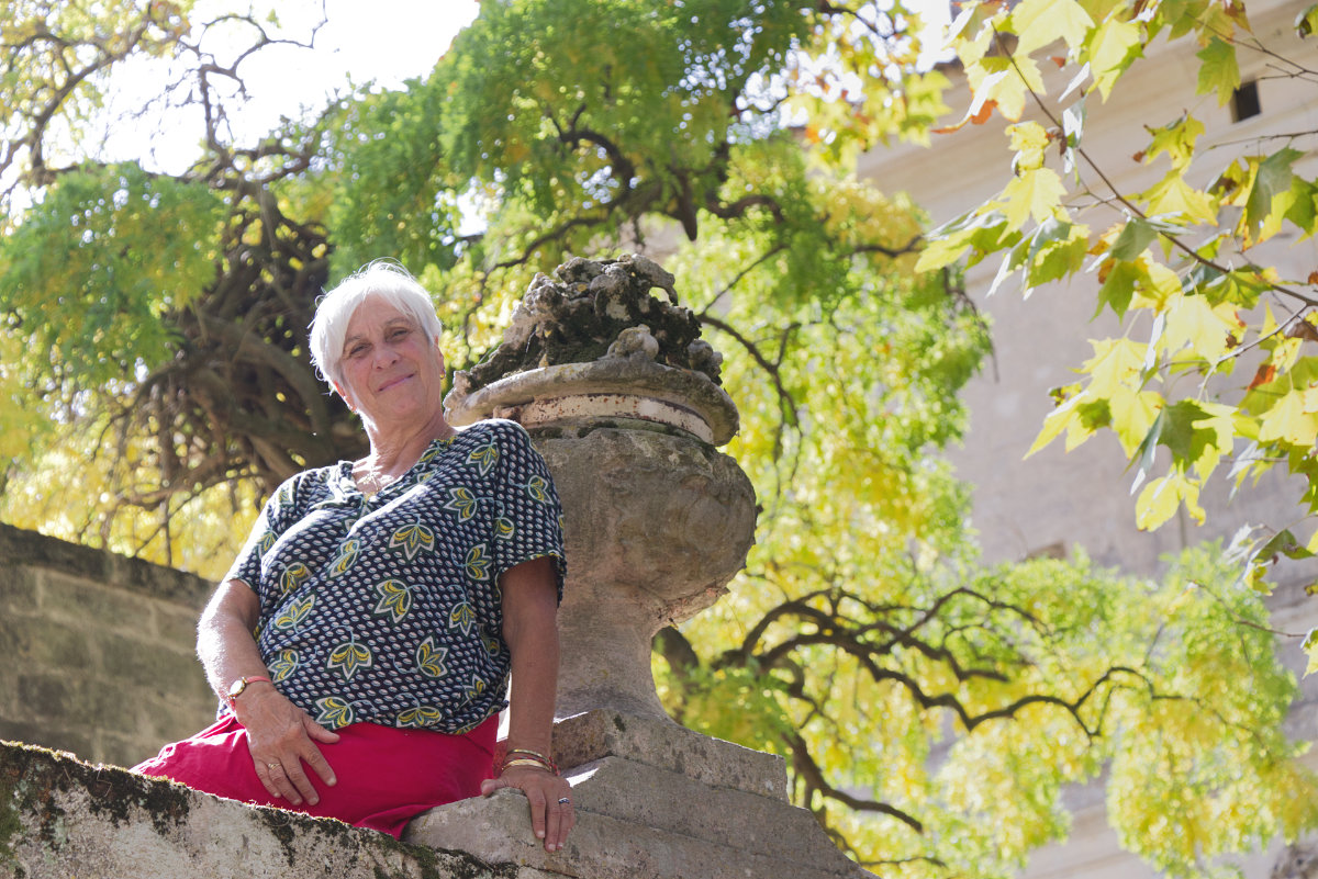 Portrait corporate de Lise, dirigeante d'une propriété vinicole en Occitanie